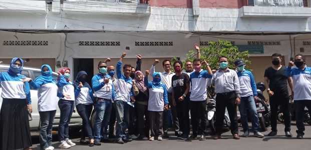 PERADI Tasikmalaya Bagikan Sembako ke Ratusan Warga PERADI Tasikmalaya Bagikan Sembako ke Ratusan Warga